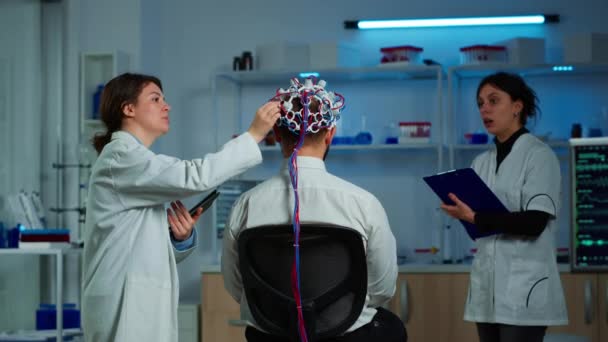 Mann mit leistungsstarkem EEG-Headset scannt elektrische Aktivität des Gehirns — Stockvideo