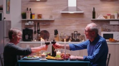 Şampanya kadehi kaldırıp kadeh kaldırıyorum.