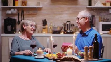 Usta adam karısına hediye veriyor.