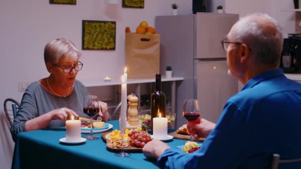 Романтический ужин для пары — стоковое видео