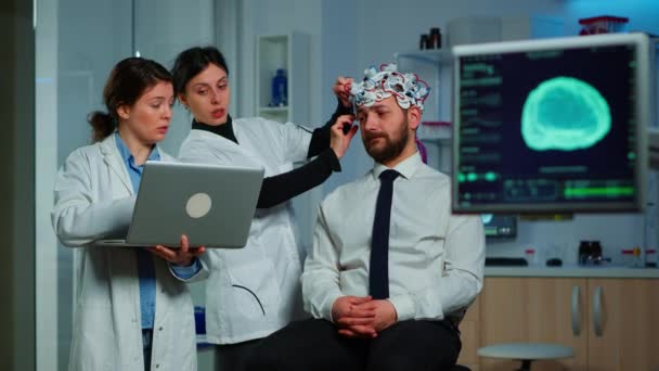 Teamneurologiska forskare som arbetar tillsammans med att utveckla behandling — Stockvideo