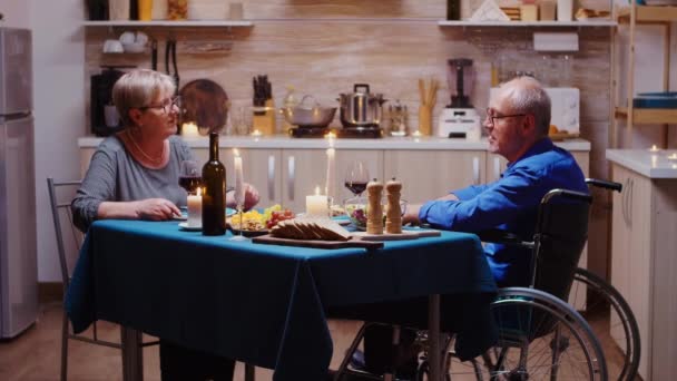 Muž se zdravotním postižením mluvit s manželkou — Stock video