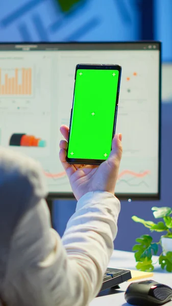 Businesswoman při pohledu na zelený monitor obrazovky smartphonu — Stock fotografie