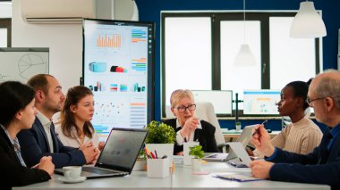 Bir grup farklı iş adamı video görüşmesinde ortaklarla tartışıyor.