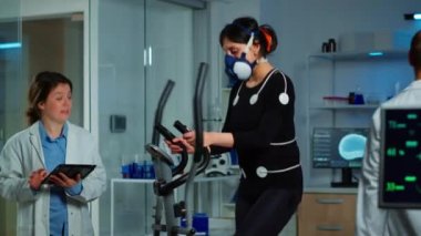 Kadın dayanıklılığını izleyen doktor araştırmacılar.