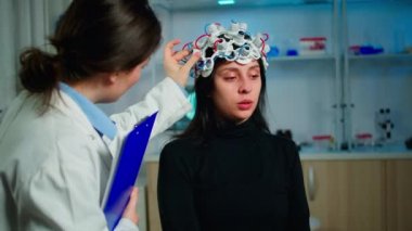 Ekokardiyografi kulaklığı olan hasta muayene sırasında tıp araştırmacısıyla konuşuyor.