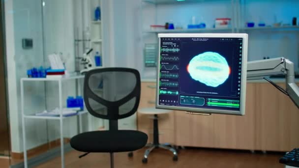 Filme médico da varredura do cérebro que mostra no monitor na clínica médica da neurologia — Vídeo de Stock