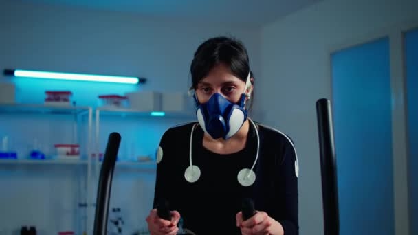 Atleta cansada mujer entrenando en cross trainer aumentando el ritmo de ejercicios — Vídeos de Stock