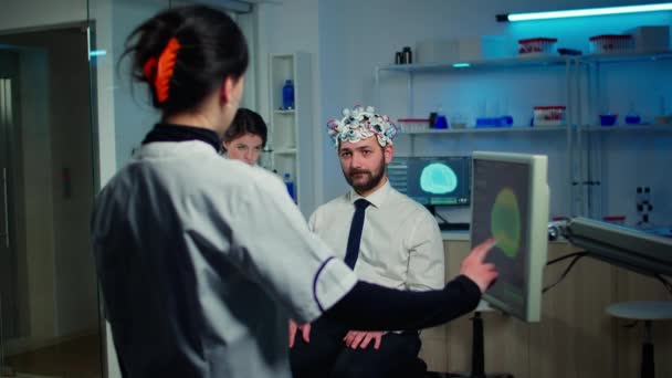 医生测试人类的身体反应和神经系统 — 图库视频影像