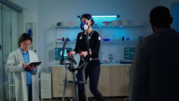 Pesquisadores monitoram vo2 de esportes de desempenho feminino — Vídeo de Stock