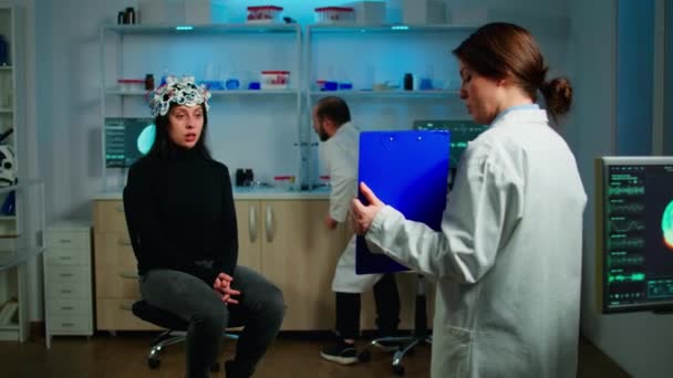 Профессиональный врач по неврологической медицине тестирует зрение пациента — стоковое видео