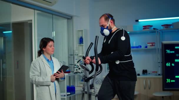 EKG 스캔으로 태블릿을 보고 스포츠 과학자 슬로우 모션 샷 — 비디오