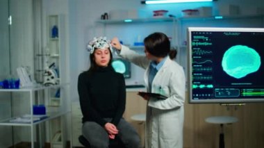 Doktor beyin taramasını tablet kullanarak, hastalıkların evrimini inceleyerek analiz ediyor.