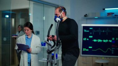 Monitörde EKG 'de çapraz antrenörde koşan bir sporcu görülüyor.