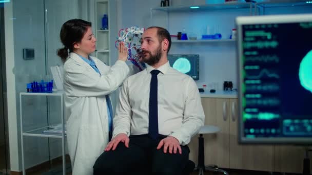 医学研究人员放置性能良好的脑电波扫描耳机 — 图库视频影像