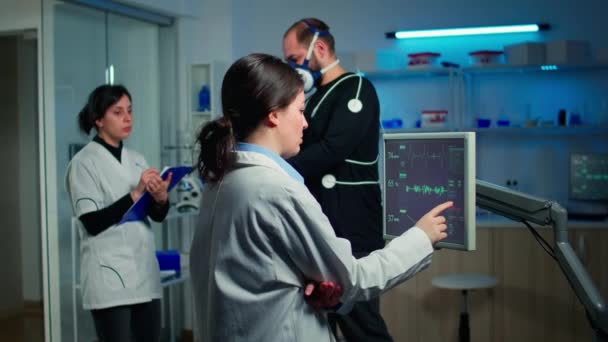 Corridore professionista maschio testando la sua resistenza muscolare in laboratorio di scienza sport — Video Stock