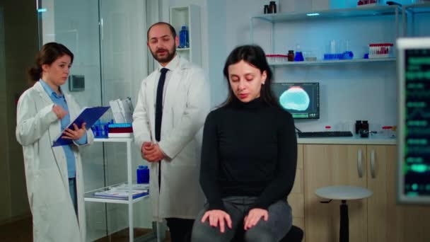 Team von Wissenschaftlern spezialisiert auf neurologische Medizin diskutiert — Stockvideo