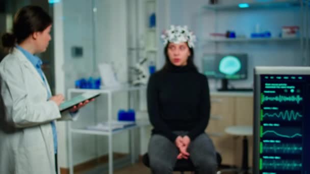 神経医学の専門医が健康情報を入力 — ストック動画