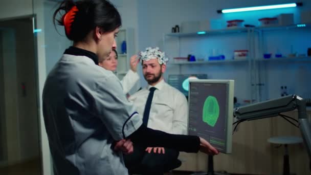 Mulher pesquisadora olhando para monitor analisando varredura cerebral — Vídeo de Stock