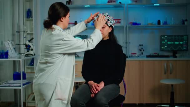 Неврологический исследователь в области специальной медицины, объясняющий лечение — стоковое видео