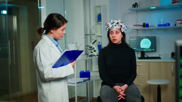 Врач и пациент обсуждают симптомы заболевания — стоковое видео