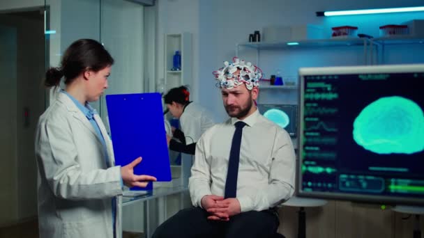 Médico em medicina neurológica apontando na área de transferência testando a visão — Vídeo de Stock