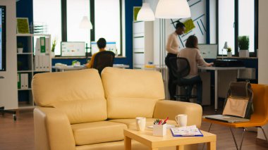 Modern bir ofiste çalışan çeşitli iş adamları