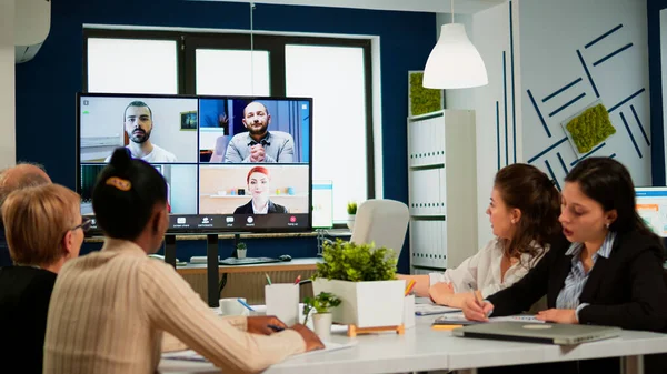 Empleados trabajadores teniendo webcam conferencia con compañeros de trabajo hablando en videollamada — Foto de Stock