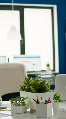 İş merkezindeki beyin fırtınası alanında kimse yok.