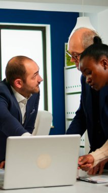 Proje stratejisini tartışmak için takım çalışması yapan çeşitli iş adamları