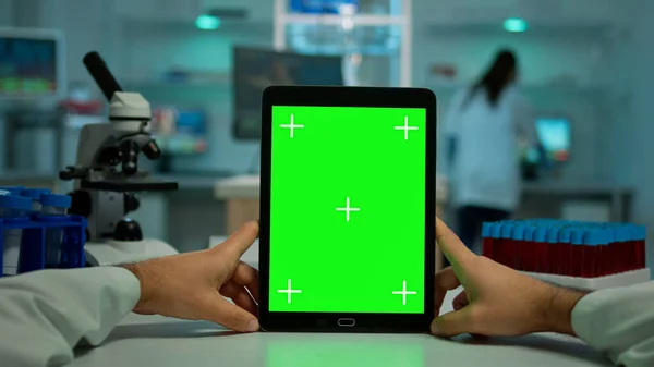POV záběr chemika pomocí tablet se zelenou obrazovkou v laboratoři — Stock fotografie