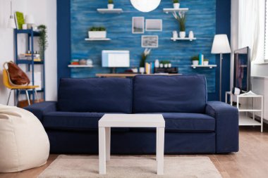 Modern oturma odasında kimse yok.