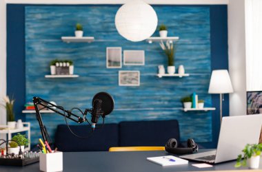 Blogger 'ın ev stüdyosunda çevrimiçi talk show kaydetmek için profesyonel kurulum
