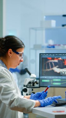 Mikrobiyoloji ekibinden bilim adamları virüs gelişimini tartışıyor.