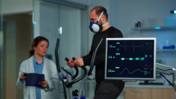 Mediális kutató csapat monitoring vo2 az ember — Stock videók