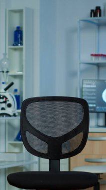 Nöroloji laboratuvarında modern donanımlı kimse yok.