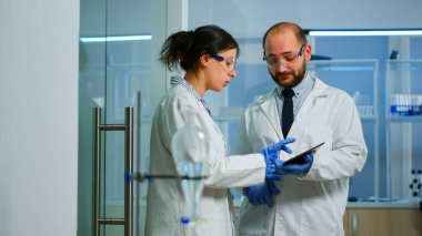 Bilim adamı ekip toplantısı ve tedavi sonuçlarını tartışıyor