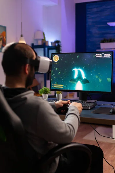 Speler man spelen video game op krachtige computer — Stockfoto