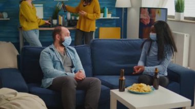 Yeni normal parti sırasında çeşitli arkadaşlar tartışıyorlar