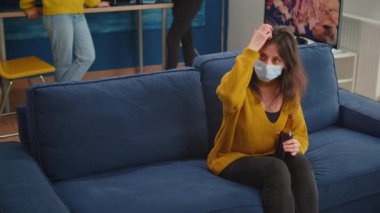 Neşeli arkadaşlar dirseğe dokunur, mesafeli selamlaşırlar.