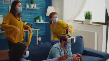 Video oyunları oynayan çok ırklı arkadaşlar vr tehnolojinin keyfini çıkarıyorlar