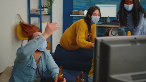 Gemengde raced vrienden in de woonkamer met video game competitie — Stockvideo