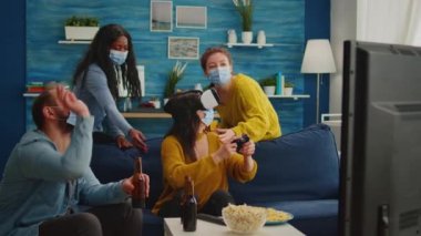 Video oyunu oynayan kadın VR kulaklık takıyor