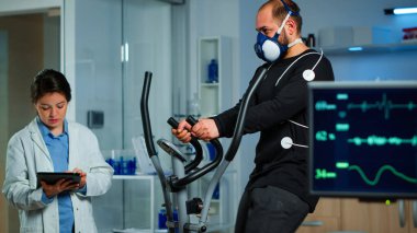 Monitör, çapraz antrenörde çalışan sporcuların EKG okumalarını gösteriyor