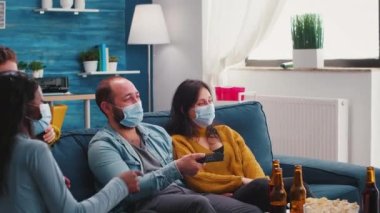 Televizyondaki filme gülen çok ırklı arkadaşlar.
