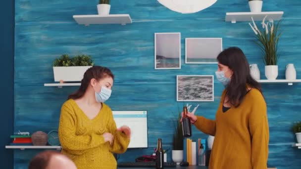 Joyfull kvinder med beskyttende maske diskuterer i stuen – Stock-video