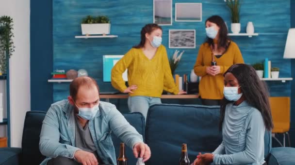 Grupo de amigos diversos usando gel desinfectante de manos y máscaras protectoras — Vídeos de Stock