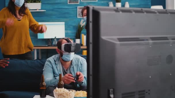 Grupp av mixade tävlingsvänner som spelar tv-spel med VR — Stockvideo