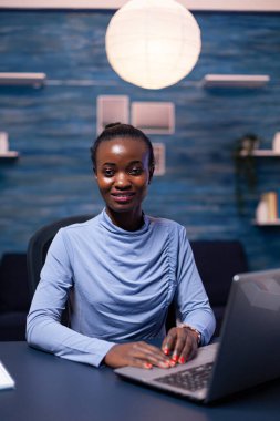 Ofis masasında oturan çok çalışan Afrikalı girişimci