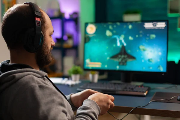 Videogamer spelen graphics cyberspace zitten op gaming stoel — Stockfoto